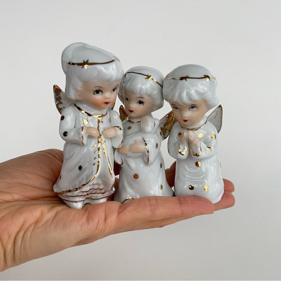 A Set of Three Vintage Porcelain Angel Figurines - Picture 3 of 16